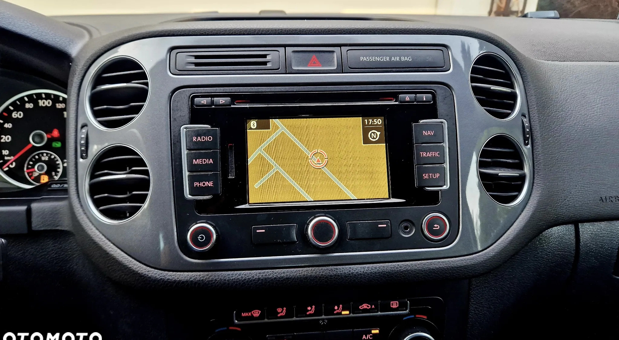 Volkswagen Tiguan cena 82000 przebieg: 102000, rok produkcji 2015 z Sochaczew małe 154